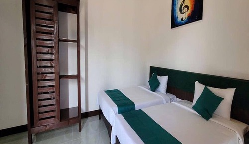 Habitación superior con 2 camas individuales, vistas al jardín