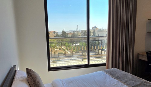 Apartamento familiar, 2 habitaciones, balcón, vistas a la ciudad