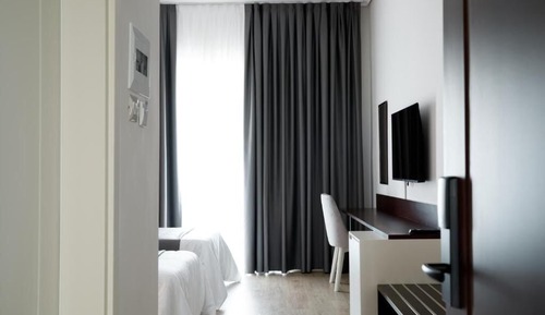 Habitación con 2 camas individuales, balcón