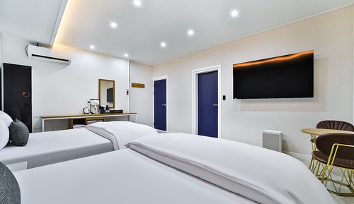 Habitación básica con 2 camas individuales, vistas a la ciudad