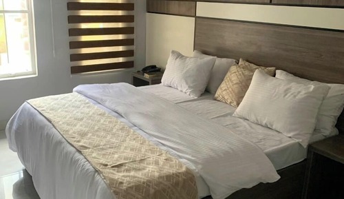 Habitación económica, balcón, vistas a la ciudad