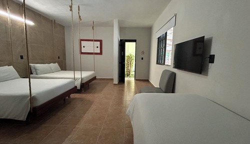 Habitación triple Confort, varias camas, vistas al patio