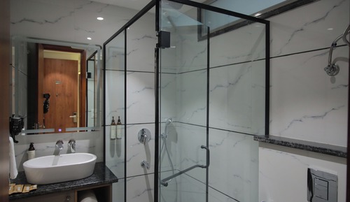 Habitación con 1 cama doble o 2 individuales, balcón, vistas a la ciudad