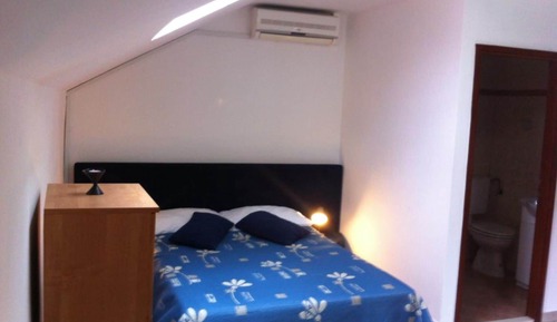 Estudio (Studio Apartment with Balcony)