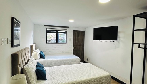 Habitación básica con 2 camas individuales