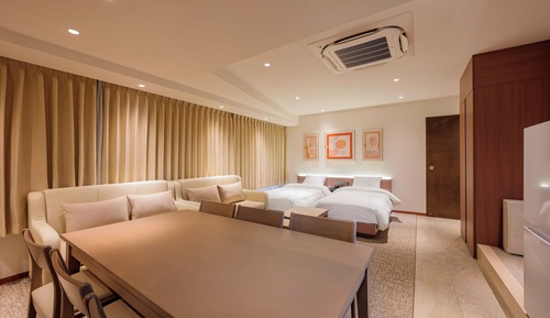 Habitación cuádruple familiar, varias camas, vistas a la ciudad