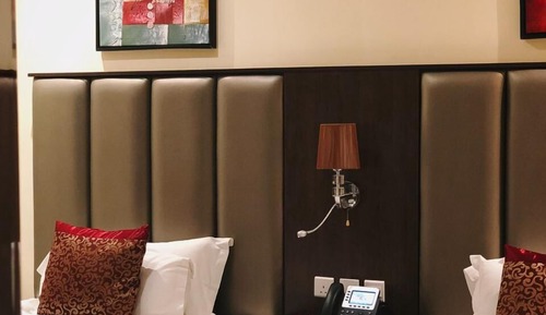 Habitación superior con 1 cama doble o 2 individuales, vistas a la ciudad