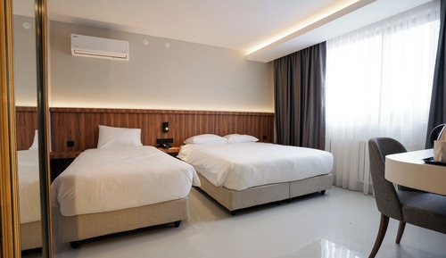 Habitación estándar con 1 cama doble o 2 individuales, varias camas, vistas a la ciudad