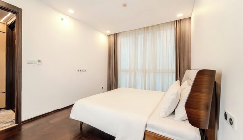 Ático superior, 4 habitaciones, cocina, vistas a la ciudad