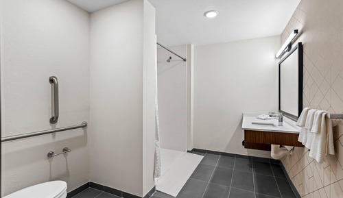 Suite, 2 camas de matrimonio, accesible para personas con discapacidad (Accessible Tub)