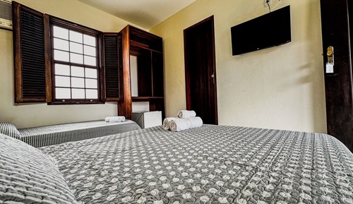 Habitación triple superior, vistas a la piscina
