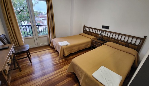 Habitación con 2 camas individuales, balcón, vistas al río