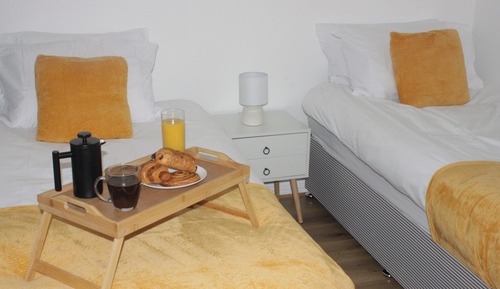 Habitación con 1 cama doble o 2 individuales, patio, vistas al jardín