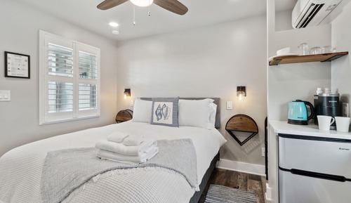 Estudio de lujo, 1 cama de matrimonio, cocina básica, junto a la playa