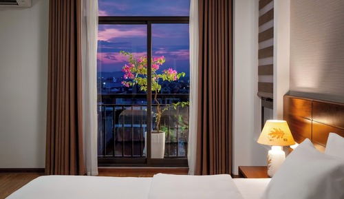 Habitación estándar con 2 camas individuales, balcón, vistas a la ciudad