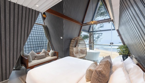 Rooftop Seafront With Bathtub