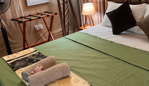 Tienda superior, 1 cama de matrimonio grande, no fumadores, vistas al jardín