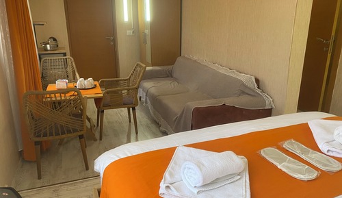 Habitación básica con 1 cama doble o 2 individuales, vistas a la ciudad