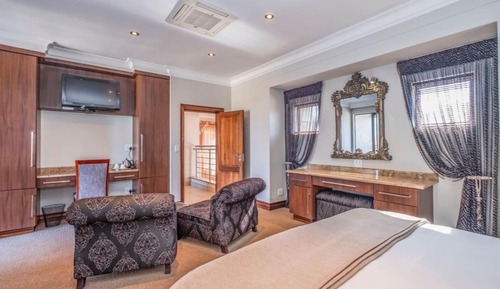 Habitación superior con 1 cama doble o 2 individuales, balcón, vistas al campo de golf