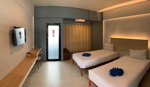 Habitación básica con 2 camas individuales