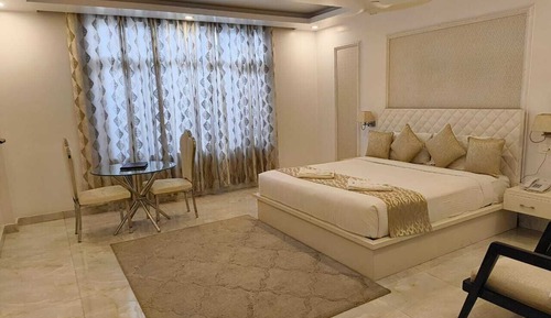Royal Suite Rooms With Bathtub