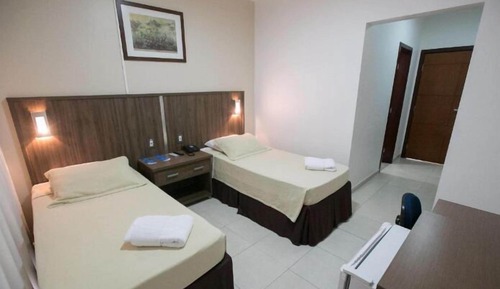 Habitación básica con 2 camas individuales