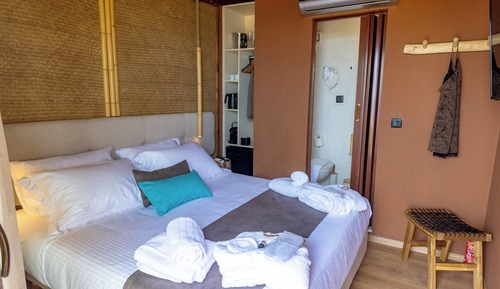 Casa Deluxe en un árbol, 1 cama de matrimonio grande, baño privado, vistas al mar