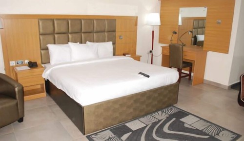 Habitación económica, balcón, vistas a la ciudad