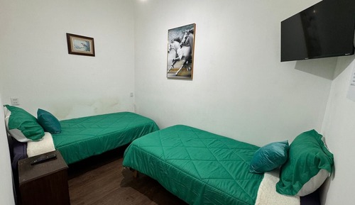 Habitación básica con 1 cama doble o 2 individuales, vistas al jardín