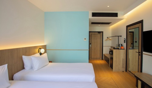 Habitación superior con 2 camas individuales, vistas a la ciudad