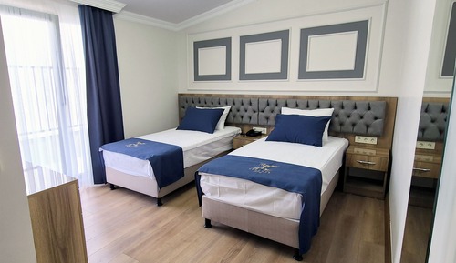 Habitación con 2 camas individuales, balcón, vistas a la ciudad