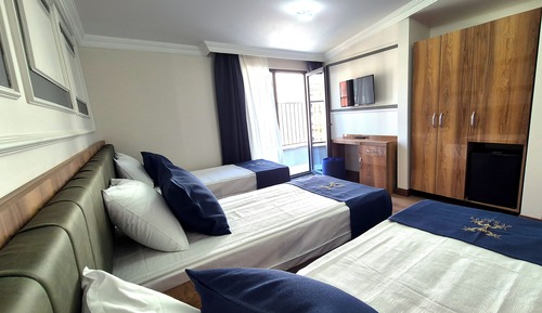 Habitación triple, balcón