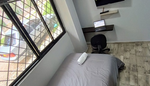 Estudio básico, vistas a la montaña