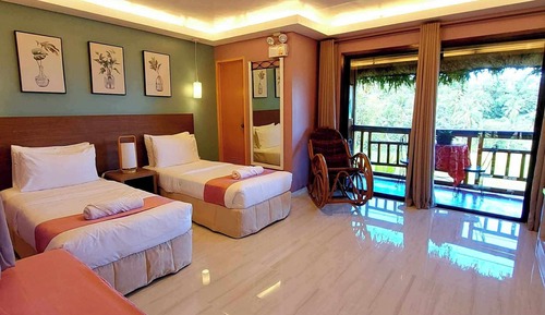 Habitación básica con 1 cama doble o 2 individuales, balcón, vistas al patio