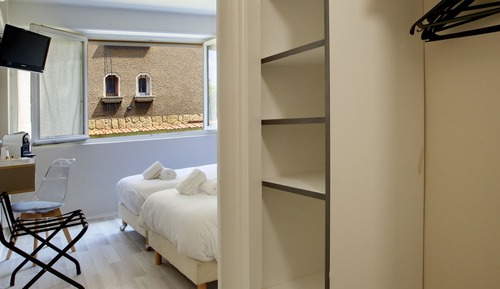 Habitación con 2 camas individuales, baño privado, vistas al jardín