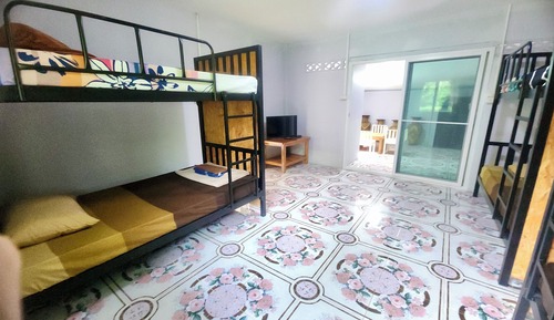 Casa, varias camas, balcón, vistas al jardín
