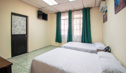 Habitación estándar con 1 cama doble o 2 individuales, 2 camas dobles