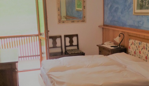 Habitación clásica con 1 cama doble o 2 individuales, balcón, vistas a la montaña
