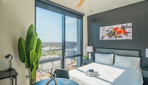 Estudio superior, 1 cama de matrimonio, frigorífico, vistas a la ciudad