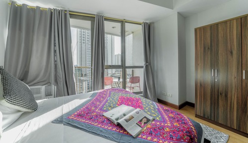 Apartamento superior, balcón, vistas a la ciudad