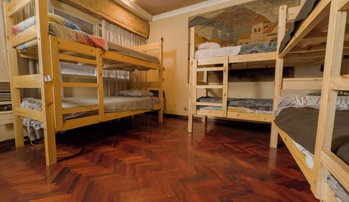 Dormitorio compartido clásico, dormitorio mixto, vistas a la ciudad, junto a la piscina