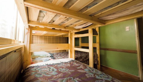 Dormitorio compartido clásico, solo para mujeres, patio, junto a la piscina