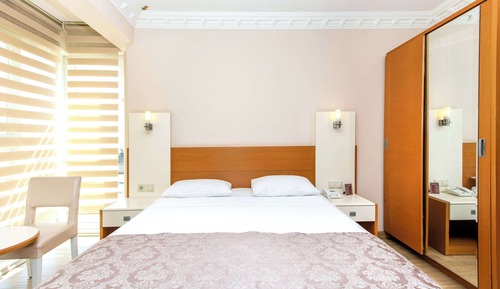 Habitación clásica con 2 camas individuales, vistas a la ciudad