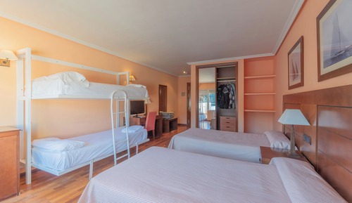 Habitación cuádruple estándar, vistas parciales al lago