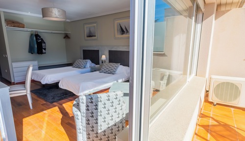 Habitación estándar con 2 camas individuales, vistas parciales al lago
