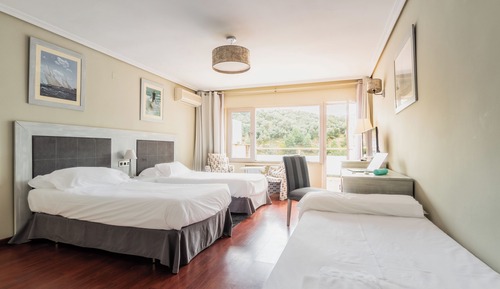 Habitación triple estándar, vistas parciales al lago