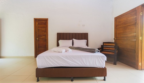 Cabaña superior, 2 camas de matrimonio, balcón, vistas al jardín