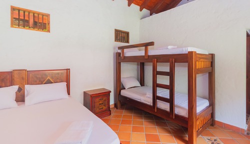 Cabaña estándar, varias camas, balcón, vistas al jardín