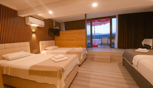 Habitación familiar, cocina básica, vistas al mar