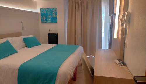 Habitación con 2 camas individuales, balcón, vistas al mar